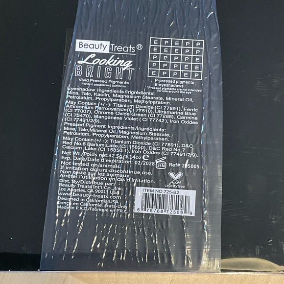 🆕NWT Eyeshadow Pallette, 25 vivid pressed pigments & eyeshadow colors - Picture 2 of 2